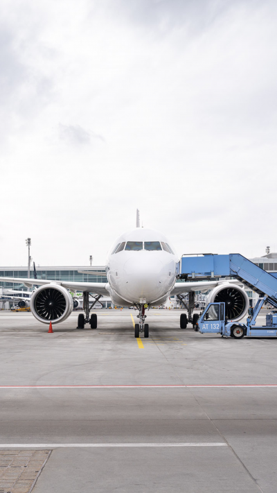 Ein Flugzeug steht auf dem Vorfeld des Flughafen München.