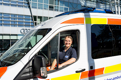 Eine Rettungssanitäterin sitzt in einem Rettungswagen der Aicher Ambulanz Union.
