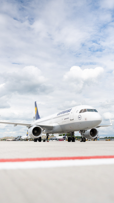 Ein Flugzeug der Lufthansa steht auf dem Vorfeld des Flughafens München.