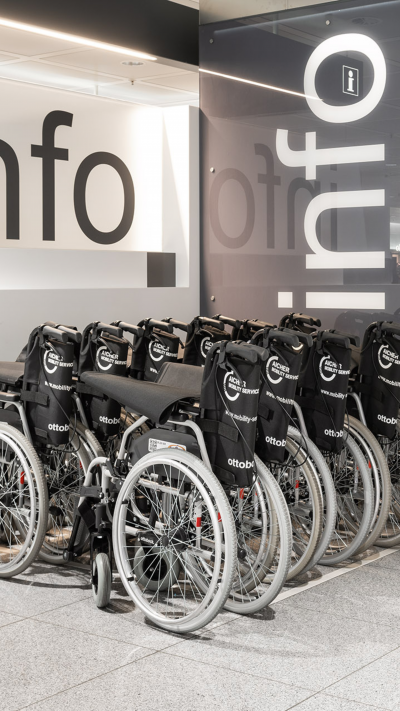 Rollstühle des Aicher Mobility Service stehen am Info Point bereit.